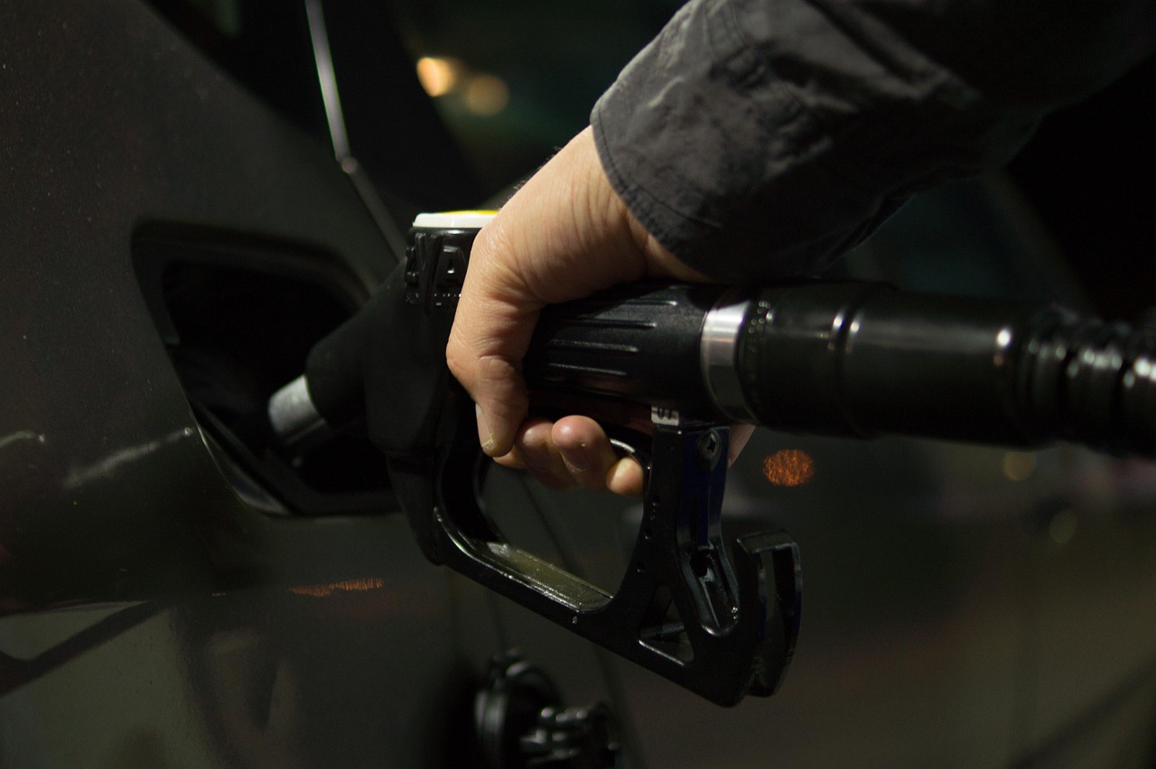 Auto wordt getankt bij een LPG-pomp op een brandstofstation