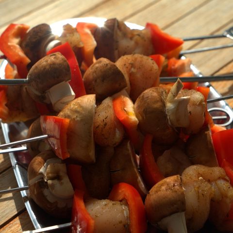 Vlees op een barbecue grill in een zomerse tuin