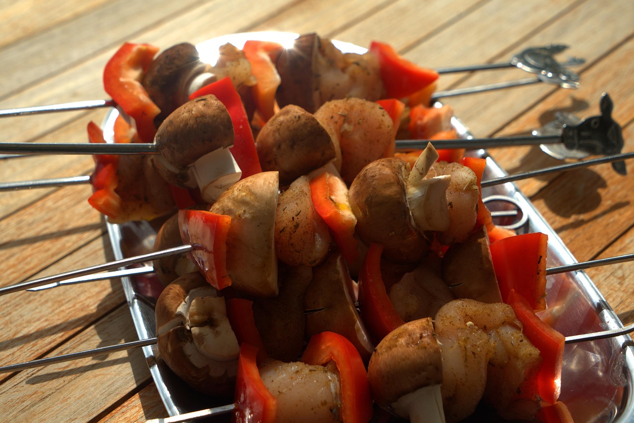 Vlees op een barbecue grill in een zomerse tuin