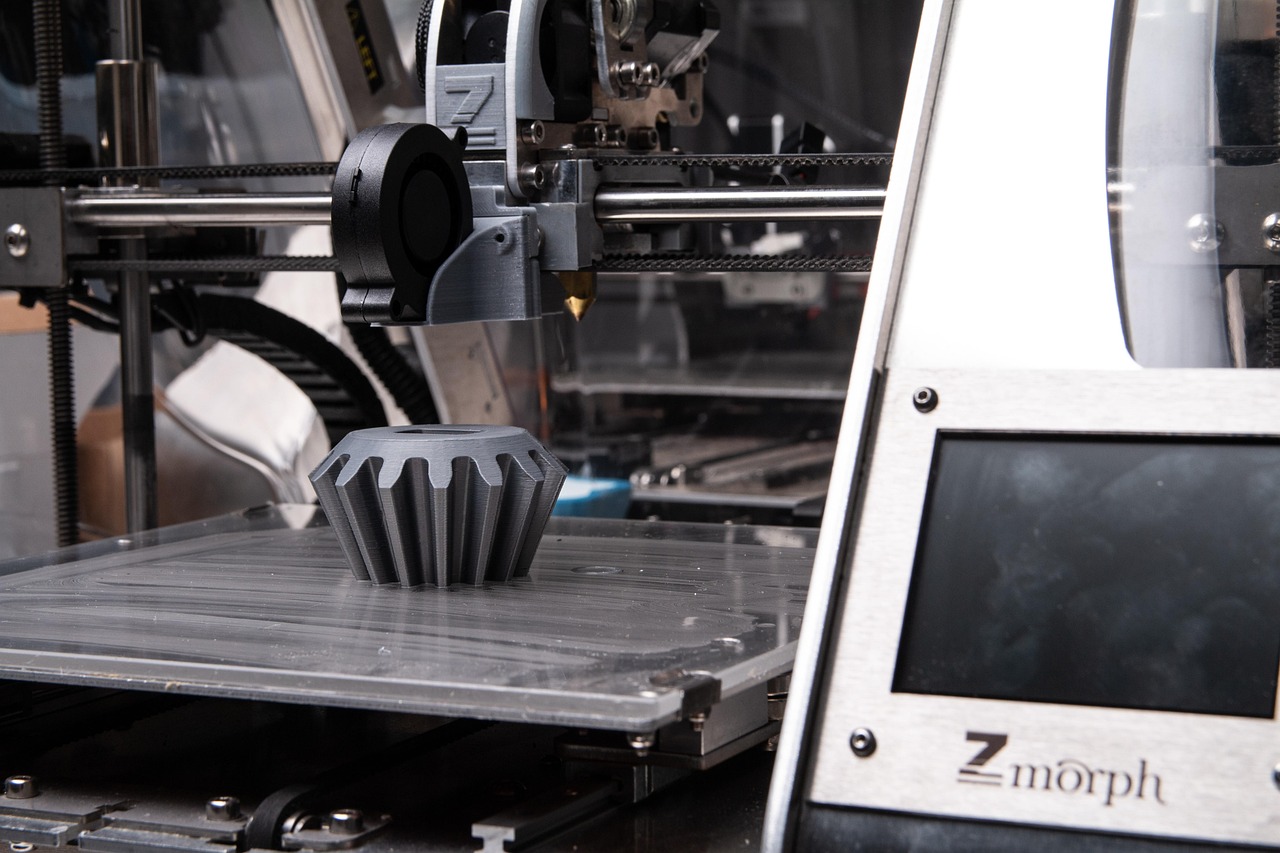 Een FDM 3D printer in een werkplaats die een plastic onderdeel print