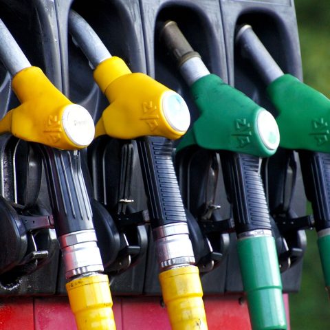 Monteur inspecteert een CNG aardgastank onder een auto in de garage