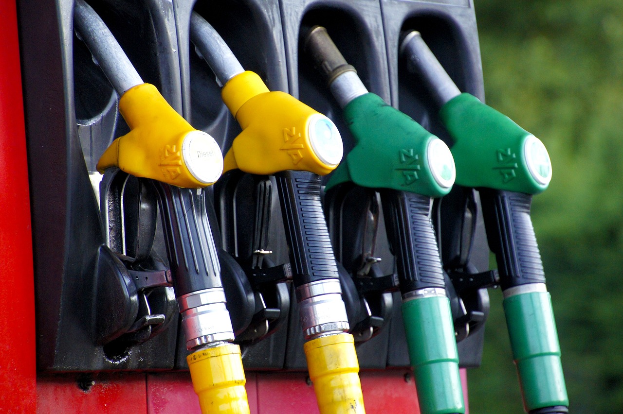 Monteur inspecteert een CNG aardgastank onder een auto in de garage