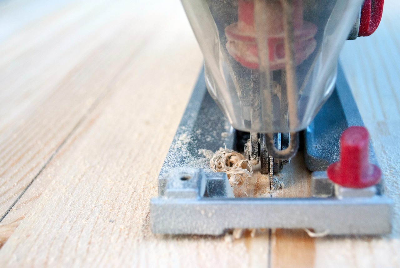 Gereedschap en houten planken klaargelegd voor het repareren van een houten vlonder