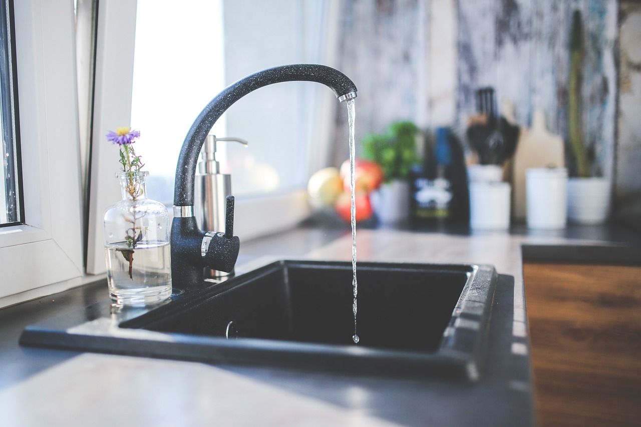 Kokend water kraan boven een moderne keuken aanrecht