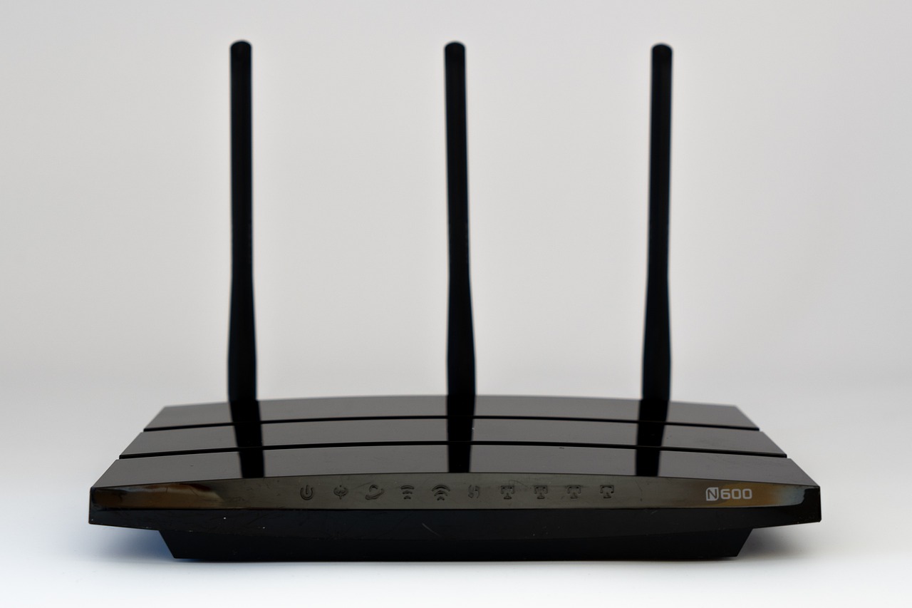KPN modem met knipperende lampjes op een bureau
