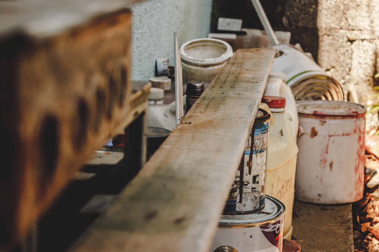 Monteur die een paneelradiator aansluit aan de muur in een woonkamer