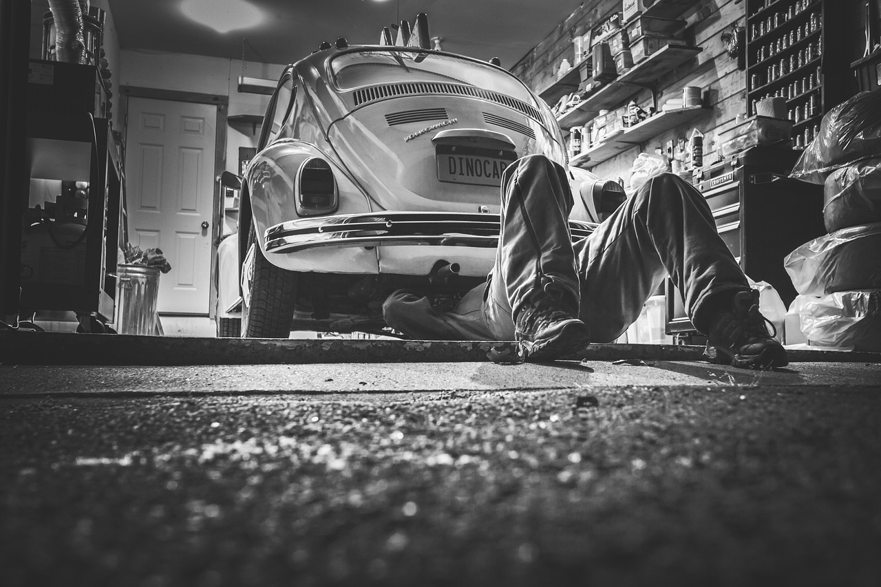 Nette garagewerkruimte met gereedschap geordend aan de muur