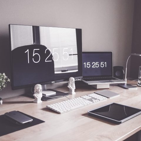 Gaming- en werkplek met pc, monitor en randapparatuur op een bureau