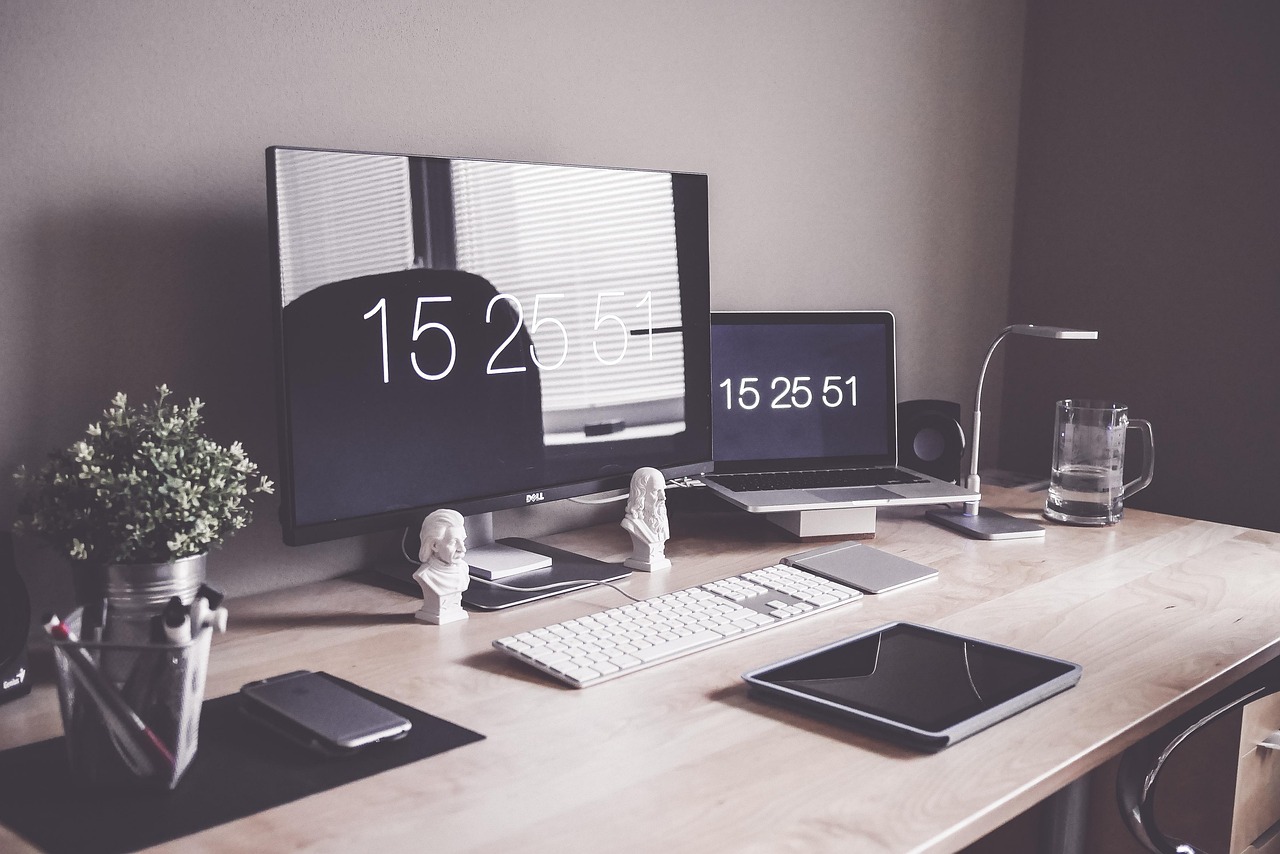 Gaming- en werkplek met pc, monitor en randapparatuur op een bureau