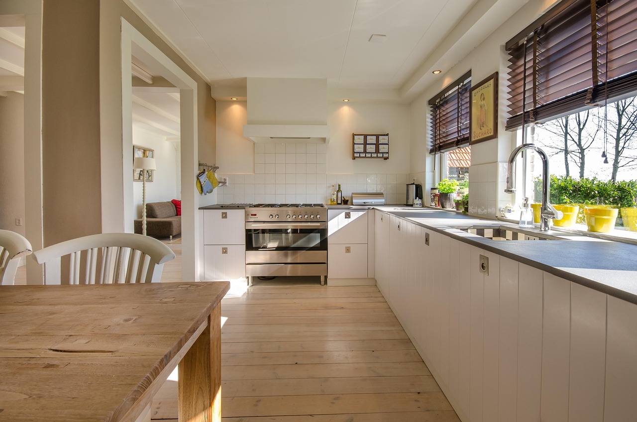 Staande ventilator in een moderne woonkamer op een warme zomerdag