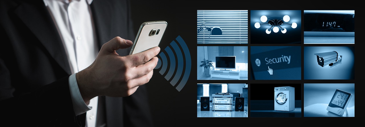 Man installeert een slimme beveiligingscamera buiten aan de gevel van zijn woning