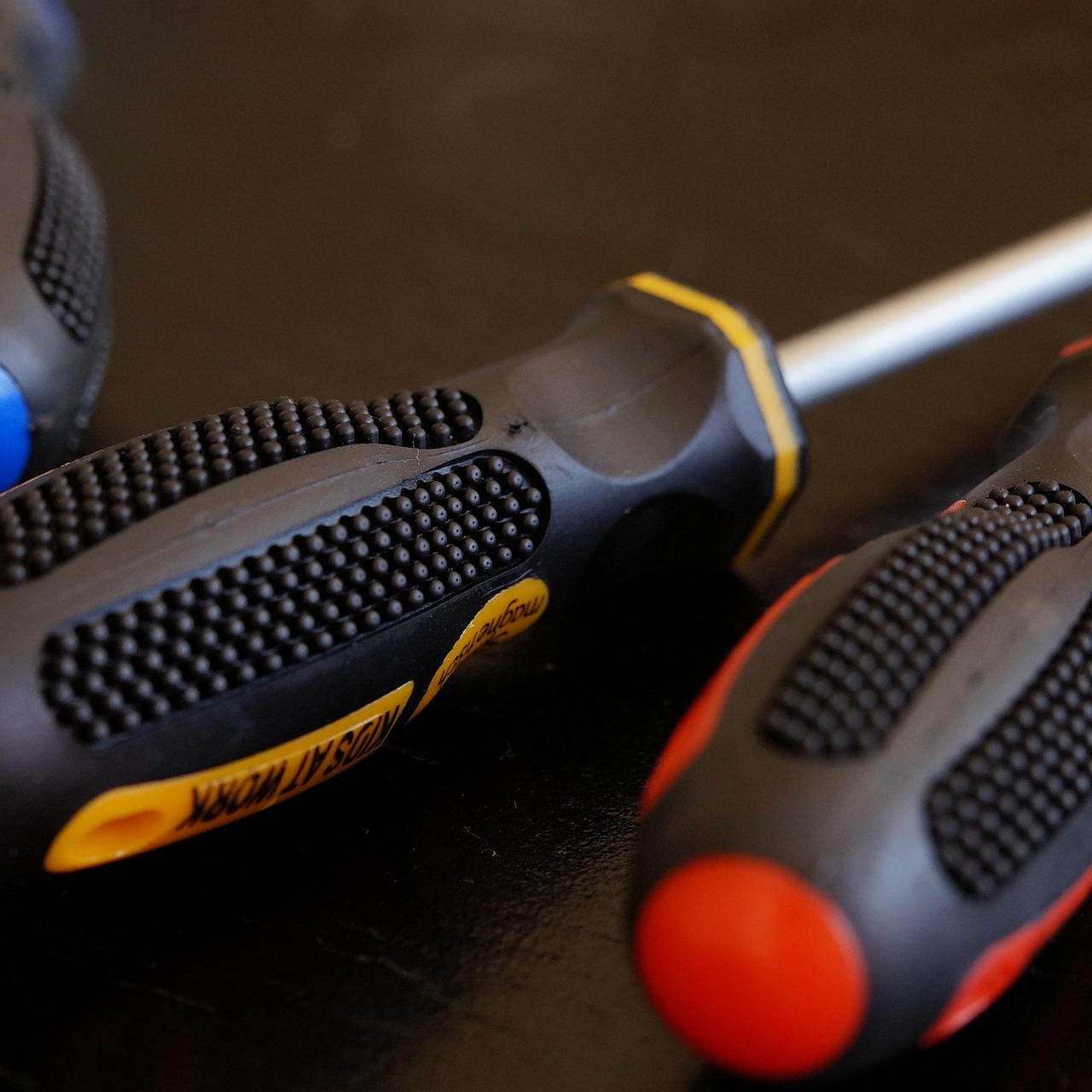 Close-up van een Wera Kraftform schroevendraaier met tweezone handvat in de hand