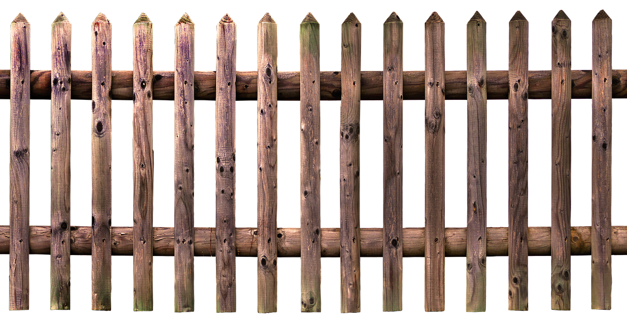 Houten schutting die behandeld wordt met beits of houtolie