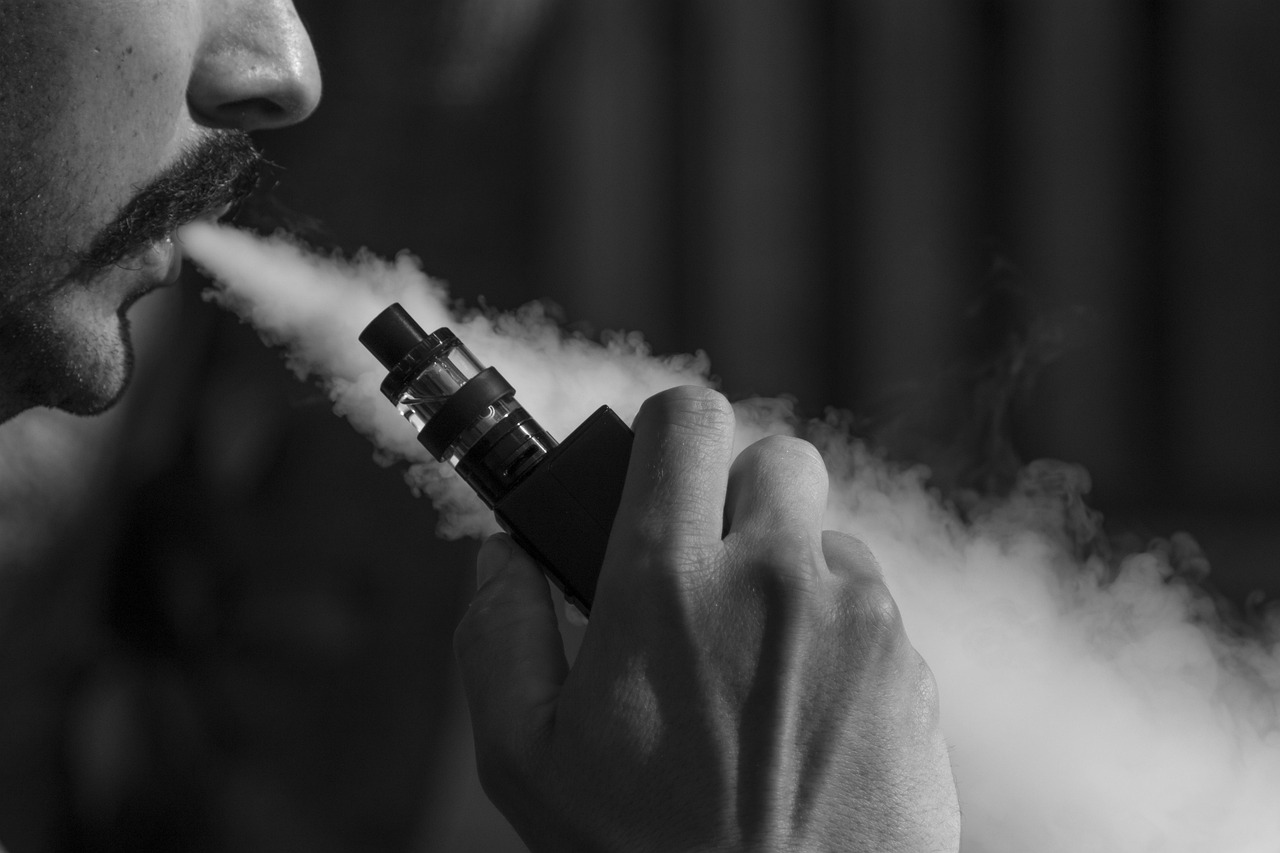 Close-up van een moderne vape pen op een donkere ondergrond